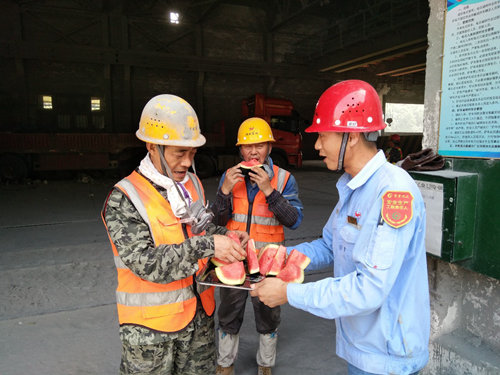 集團總部機關到一線送清涼(圖3) 集團總部機關到一線送清涼(圖3)