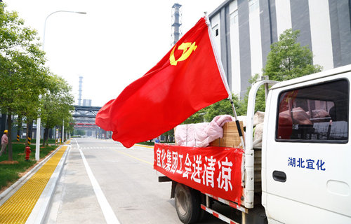 集團總部機關到一線送清涼(圖1) 集團總部機關到一線送清涼(圖1)