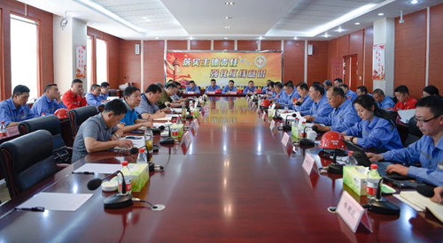 宜昌市委副書記袁衛東一行到新疆宜化現場辦公(圖3) 宜昌市委副書記袁衛東一行到新疆宜化現場辦公(圖3)