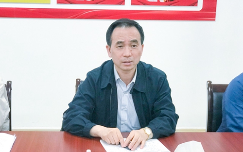 周金平到實(shí)訓(xùn)基地現(xiàn)場(chǎng)辦公(圖2) 周金平到實(shí)訓(xùn)基地現(xiàn)場(chǎng)辦公(圖2)