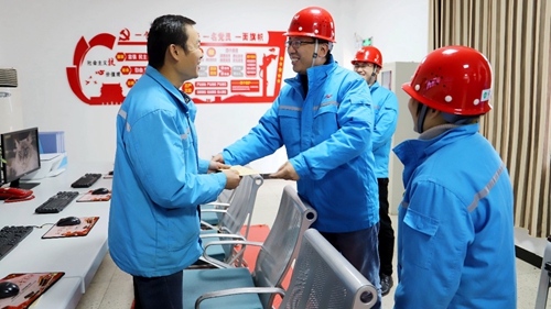 集團領導春節前走訪慰問一線職工、困難職工和離退休老干部(圖6) 集團領導春節前走訪慰問一線職工、困難職工和離退休老干部(圖6)