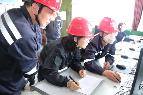 青海省應急管理廳組織專家組到青海宜化進行重大危險源企業專項檢查督導(圖1) 青海省應急管理廳組織專家組到青海宜化進行重大危險源企業專項檢查督導(圖1)