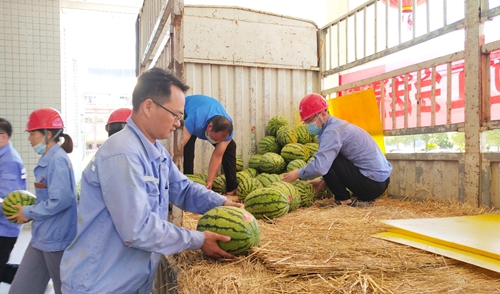 情系一線 集團(tuán)工會到分子公司“送清涼”(圖5) 情系一線 集團(tuán)工會到分子公司“送清涼”(圖5)