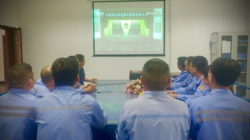 向抗疫英雄致敬!宜化集團組織收看全國抗擊新冠肺炎疫情表彰大會(圖11) 向抗疫英雄致敬!宜化集團組織收看全國抗擊新冠肺炎疫情表彰大會(圖11)