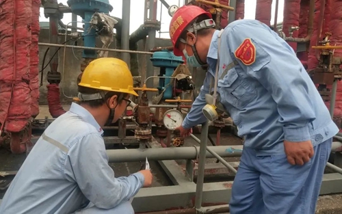 雙環公司:管理干部跟班值守 保障雙節生產安全(圖3) 雙環公司:管理干部跟班值守 保障雙節生產安全(圖3)