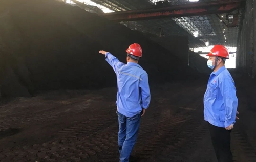 雙環公司:管理干部跟班值守 保障雙節生產安全(圖2) 雙環公司:管理干部跟班值守 保障雙節生產安全(圖2)