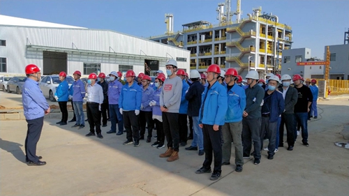 感受工程氛圍參與工程建設 集團總部機關干部到新材料公司現場勞動(圖1) 感受工程氛圍參與工程建設 集團總部機關干部到新材料公司現場勞動(圖1)