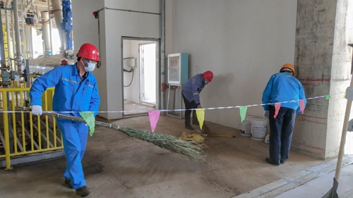 感受工程氛圍參與工程建設 集團總部機關干部到新材料公司現場勞動(圖3) 感受工程氛圍參與工程建設 集團總部機關干部到新材料公司現場勞動(圖3)