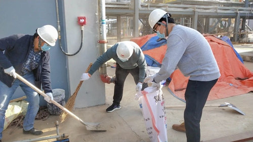 感受工程氛圍參與工程建設 集團總部機關干部到新材料公司現場勞動(圖4) 感受工程氛圍參與工程建設 集團總部機關干部到新材料公司現場勞動(圖4)