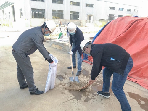 感受工程氛圍參與工程建設 集團總部機關干部到新材料公司現場勞動(圖5) 感受工程氛圍參與工程建設 集團總部機關干部到新材料公司現場勞動(圖5)