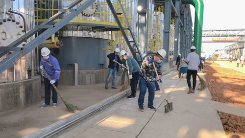 感受工程氛圍參與工程建設 集團總部機關干部到新材料公司現場勞動(圖8) 感受工程氛圍參與工程建設 集團總部機關干部到新材料公司現場勞動(圖8)