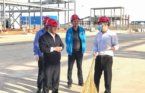 感受工程氛圍參與工程建設 集團總部機關干部到新材料公司現場勞動(圖9) 感受工程氛圍參與工程建設 集團總部機關干部到新材料公司現場勞動(圖9)