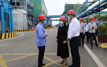 湖北省稅務(wù)局黨委委員、副局長(zhǎng)何小平一行到楚星公司現(xiàn)場(chǎng)調(diào)研(圖1)