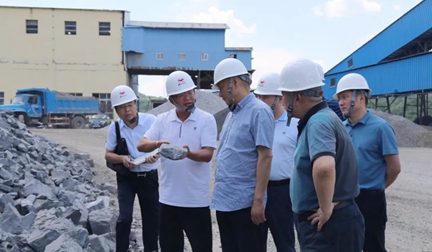 王應(yīng)華一行到礦業(yè)公司調(diào)研磷石膏源頭減量研發(fā)項(xiàng)目(圖1) 王應(yīng)華一行到礦業(yè)公司調(diào)研磷石膏源頭減量研發(fā)項(xiàng)目(圖1)