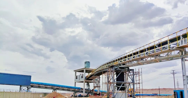 新疆安卅鐵路分流倉至化工輸煤廊道項目成功帶料試運行(圖1) 新疆安卅鐵路分流倉至化工輸煤廊道項目成功帶料試運行(圖1)