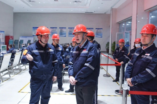 黃智華、王大真一行到新疆宜化和新疆宜化礦業(yè)現(xiàn)場調研(圖1)