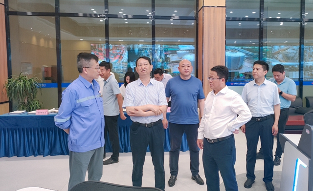 宋文豹一行到田家河氨醇項(xiàng)目和降解新材料公司現(xiàn)場(chǎng)調(diào)研(圖2) 宋文豹一行到田家河氨醇項(xiàng)目和降解新材料公司現(xiàn)場(chǎng)調(diào)研(圖2)