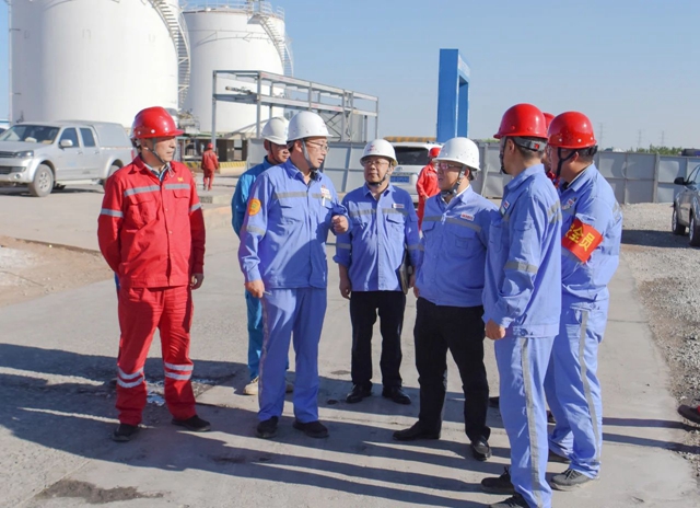 王大真到新疆宜化和新疆宜化礦業(yè)現(xiàn)場辦公(圖2) 王大真到新疆宜化和新疆宜化礦業(yè)現(xiàn)場辦公(圖2)