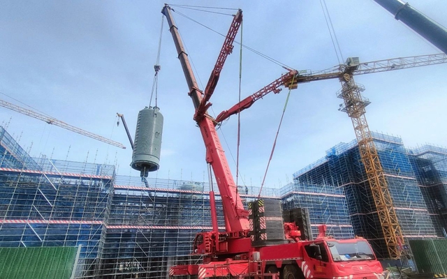 內蒙古宜化聚合釜精準吊裝完成 項目邁入建設新階段(圖1)