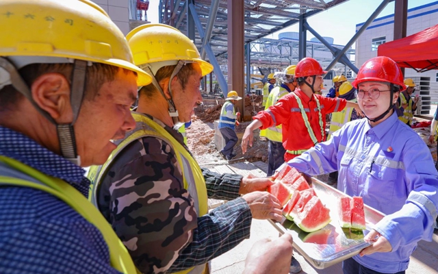 酷暑送清涼，關懷沁人心！宜化田家河園區全力保障職工高溫作業安全(圖1)
